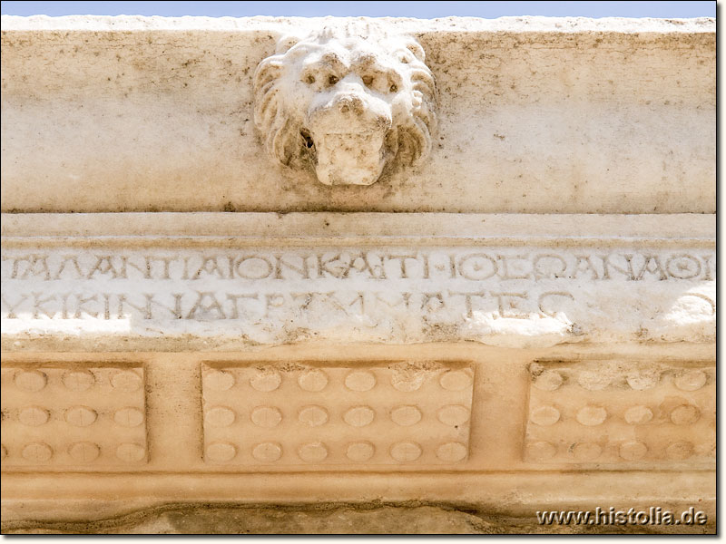 Aphrodisias in Karien - Inschrift und Verzierung am Bühnenhaus des großen Theaters von Aphrodisias