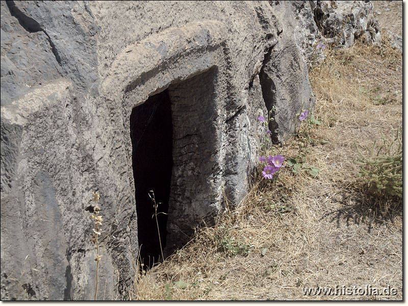 Apollonia Salbake in Karien - Felsengrab; Eingang zu einer in den Fels geschlagenen Grabstätte