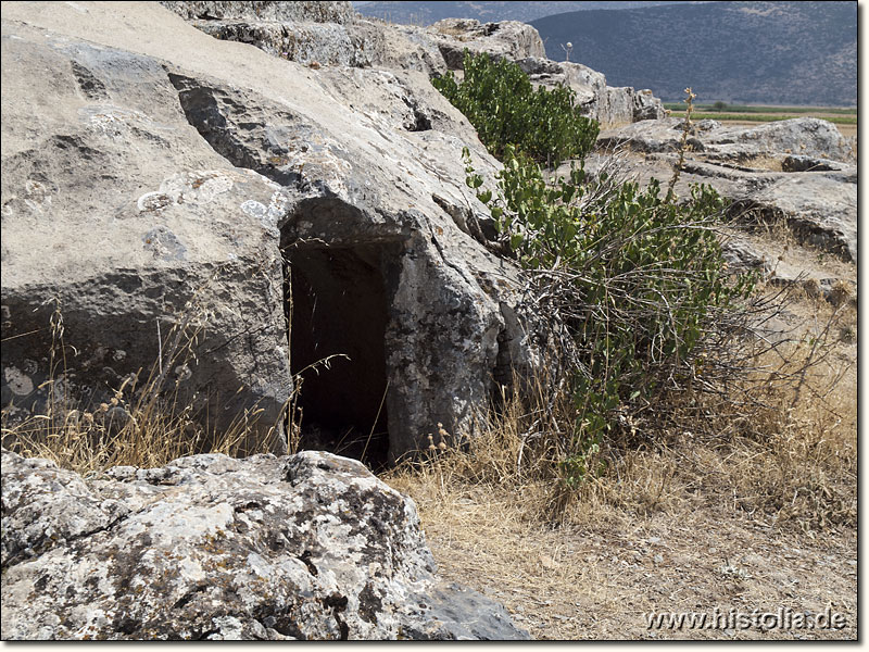 Apollonia Salbake in Karien - Felsengrab; Eingang zu einer in den Fels geschlagenen Grabstätte