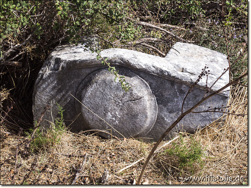 Bargylia in Karien - Fragment eines Sarkophages in der Senke zwischen den beiden Siedlungshügeln