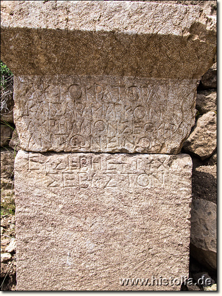 Bubon in Karien - Statuenpodest mit Inschrift im Sebasteion nördlich der Agora