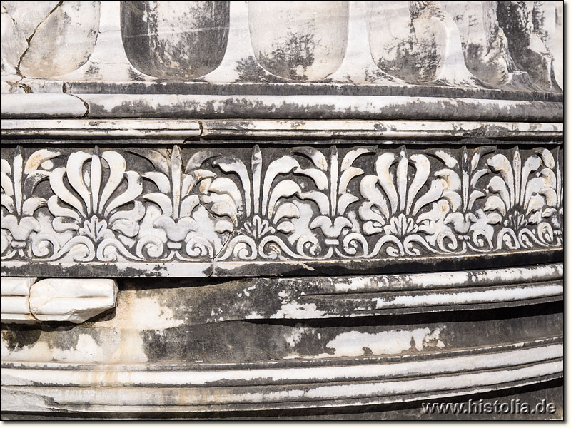 Didyma in Karien - Verzierungen auf den Sockeln der Säulen des Apollon-Temples von Didyma
