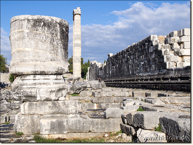 Didyma in Karien - Säulen und Säulenreste an der Nord-Westmauer des Apollon-Temples von Didyma