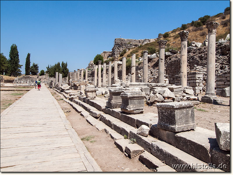 Ephesos in Karien - Säulenreihen und Stoa auf der Ostseite der Agora von Ephesos, im Hintergrund das Theater