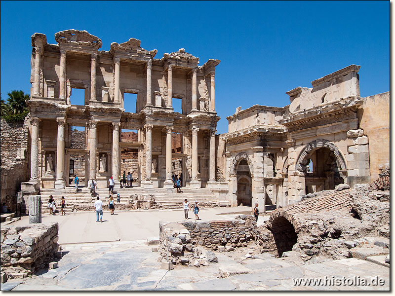 Ephesos in Karien - Die Fassade der Celsus-Bibliothek von Ephesos, rechts das Mazaeus-Mithridates-Tor
