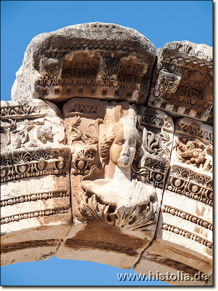 Ephesos in Karien - Detail aus der Fassade des Hadrian-Tempels an der Kureten-Straße von Ephesos