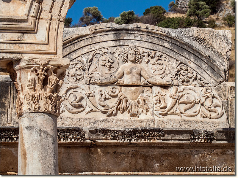 Ephesos in Karien - Detail aus der Fassade des Hadrian-Tempels an der Kureten-Straße von Ephesos
