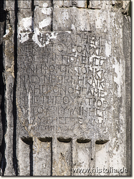Euromos in Karien - Bau- und Stifterinschrift auf einer Säule des Zeus-Tempels von Euromos