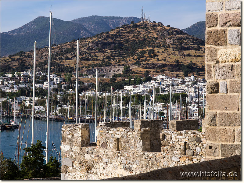 Halikarnassos in Karien - Blick von der Burg 'St.Peter' über die Ortschaft Bodrum zum antiken Theater