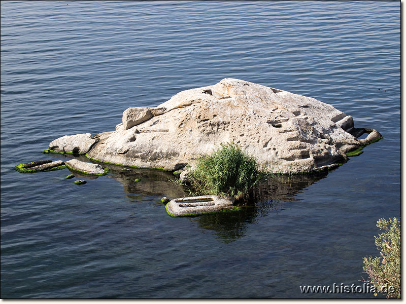 Herakleia Latmos in Karien - In den Fels geschlagene Gräber auf einer kleinen Insel südlich von Herakleia Latmos
