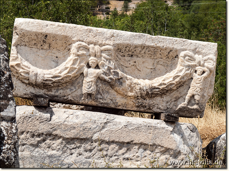Herakleia Salbake in Karien - Mit Girlanden verzierter Architrav vom Tempel/Heroon von Herakleia Salbake