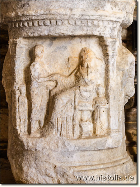 Iassos in Karien - Altar mit Relief einer sitzenden Frau; Kleines Museum von Kiyikislacik