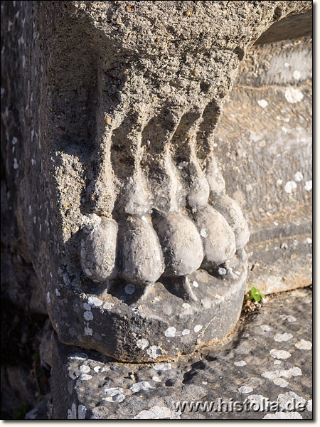 Iassos in Karien - Eine zumindest im unteren Teil noch originale Löwenfuß-Verzierung im Bouleuterion