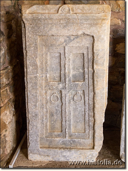 Iassos in Karien - Tür- / Torrelief als Teil einer Grabanlage; Kleines Museum von Kiyikislacik