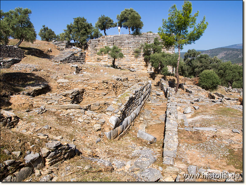 Iassos in Karien - Straße und Wohngebiet von Iassos; dahinter das römische Theater