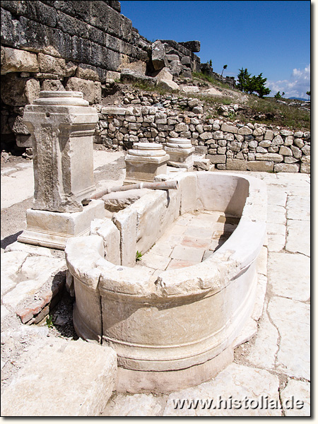 Kibyra in Karien - Brunnen und Wasserstelle auf der Straße vor den Geschäften