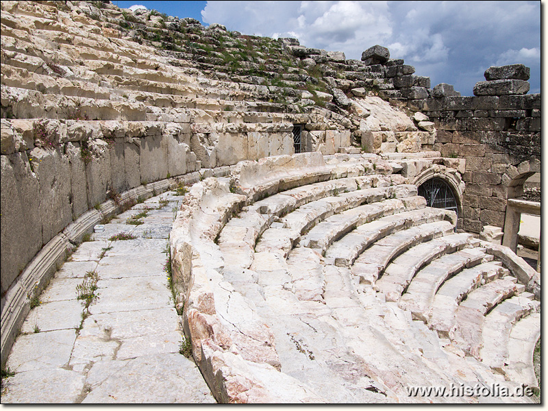 Kibyra in Karien - Blick vom Diazoma in den nördlichen Teil der Cavea des Odeons