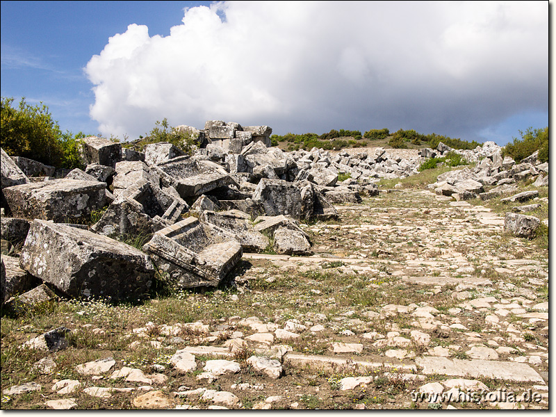 Kibyra in Karien - Gepflasterte antike Straße; beiderseits zahlreiche Sarkophage