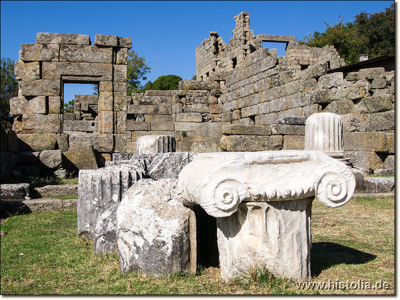 Labranda in Karien - Architekturfragmente und Mauerreste von Andron B, im Hintergrund Andron A