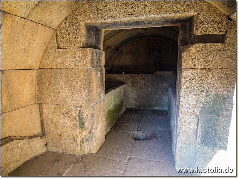 Labranda in Karien - Blick von der Vorkammer in die Grabkammer eines monumentalen römischen Grabbaus