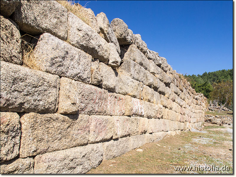 Labranda in Karien - Stützmauer der unteren 1. Terrasse des Kultgebietes von Labranda
