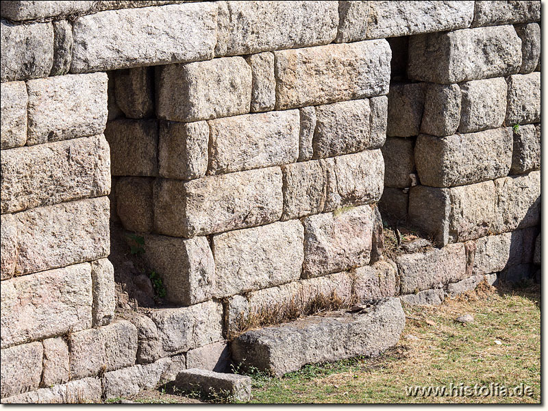 Labranda in Karien - Stützmauer der 2. Terrasse des Kultgebietes von Labranda