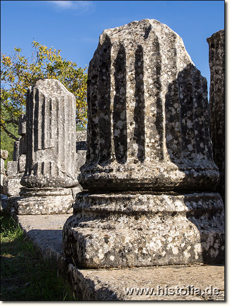 Labranda in Karien - Säulenreste des Propylons, Haupteingang zum Kultgebiet von Labranda
