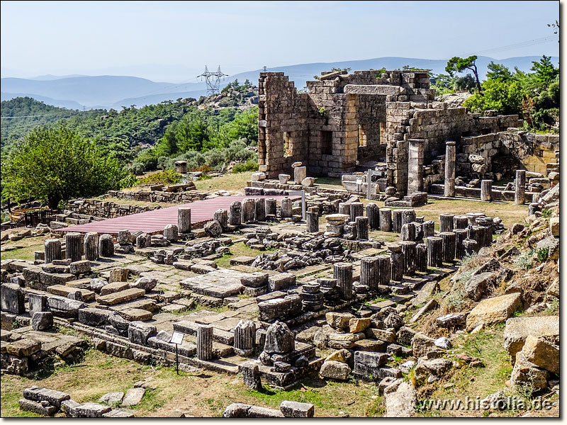 Labranda in Karien - Der Zeus-Tempel von Labranda; dahinter das Andron 'A' und das Oikoi