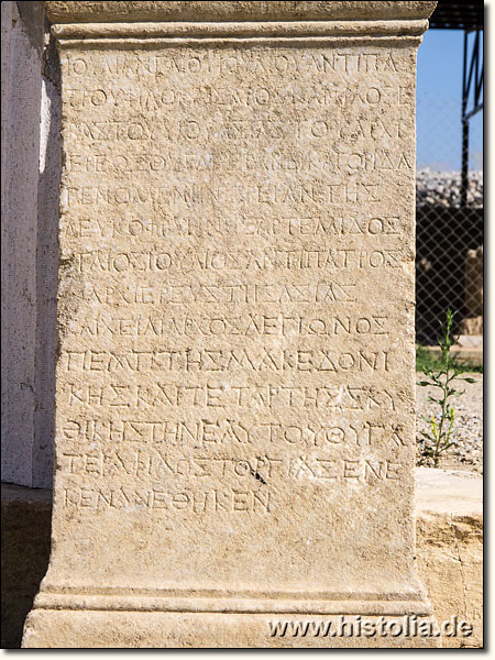 Magnesia in Karien - Griechische Inschrift auf einem Statuensockel auf der Agora von Magnesia