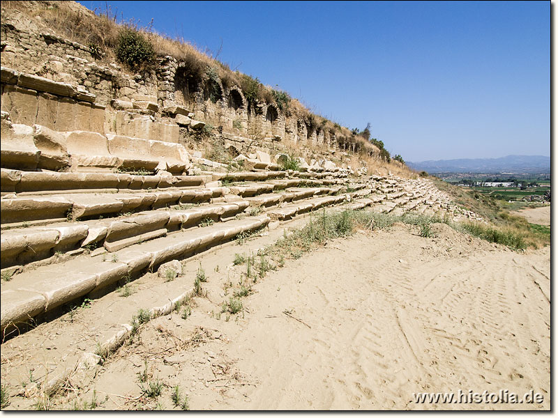 Magnesia in Karien - Sitzreihen und Stützgewölbe auf der Westseite des Stadions von Magnesia