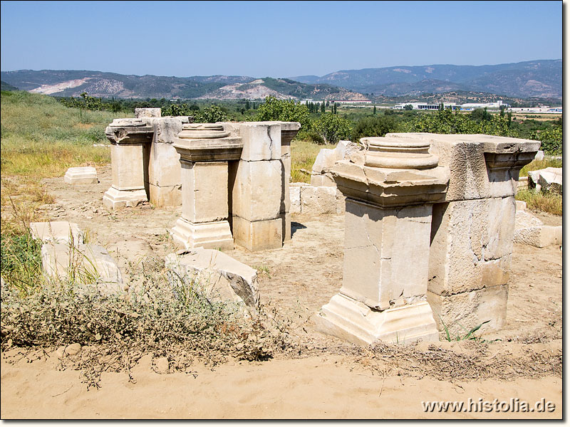 Magnesia in Karien - Reste der Pfeiler des Stadiontores von Magnesia