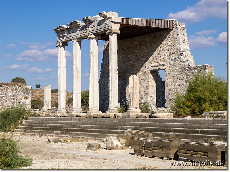 Milet in Karien - Restaurierte Säulen der Stoa; dahinter die s.g. 'Ionische Halle'