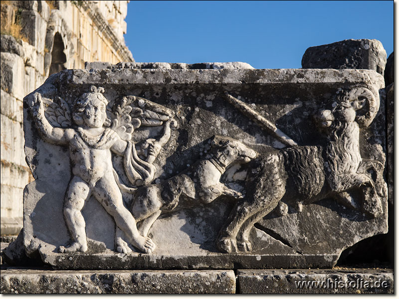 Milet in Karien - Das antike Theater von Milet; ein Relief mit einer Jagdszene mit Eros