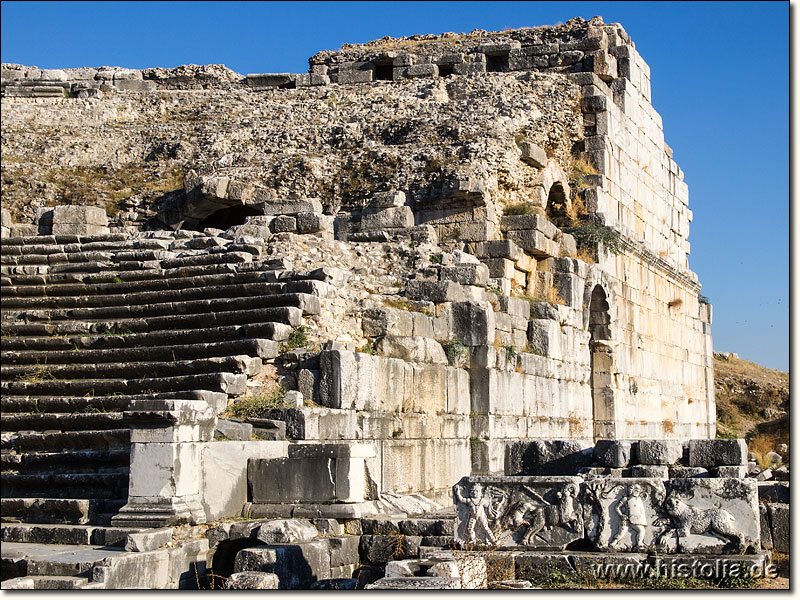 Milet in Karien - Das antike Theater von Milet; in Vorgrund ein Relief mit einer Jagdszene mit Eros