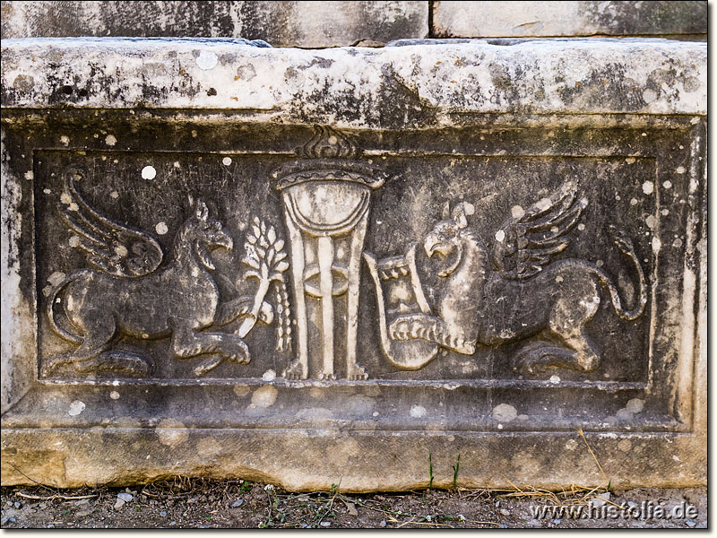 Milet in Karien - Relief mit Feuerschale und 2 geflügelten Fabelwesen (Greife)