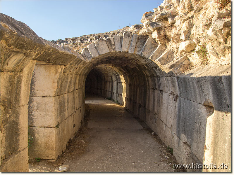 Milet in Karien - Rundgang hinter dem Diazoma des antiken Theaters von Milet