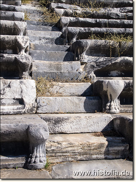 Milet in Karien - Sitz- und Treppenstufen mit Verzierungen im antiken Theater von Milet