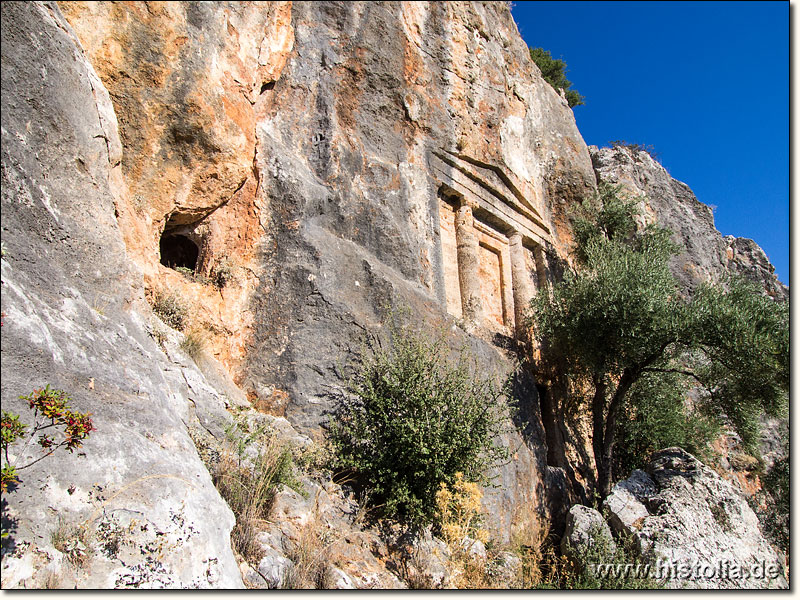 Mylasa in Karien - Das Felsengrab 'Berber-Ini' südlich von Milas oberhalb des modernen Friedhofs