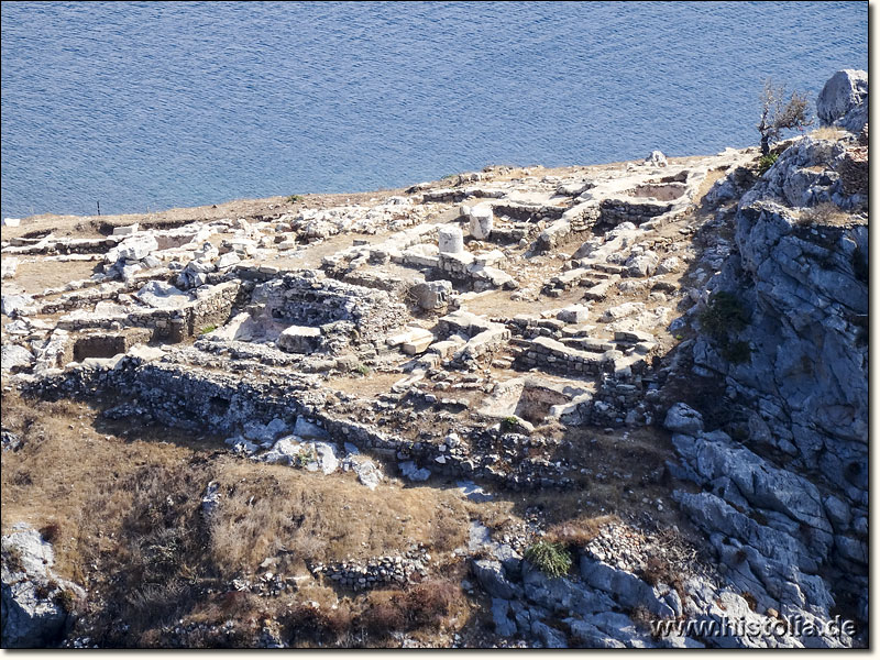 Myndos in Karien - Blick auf die ausgegrabenen Ruinen und Felsräume von Tavsan Adasi