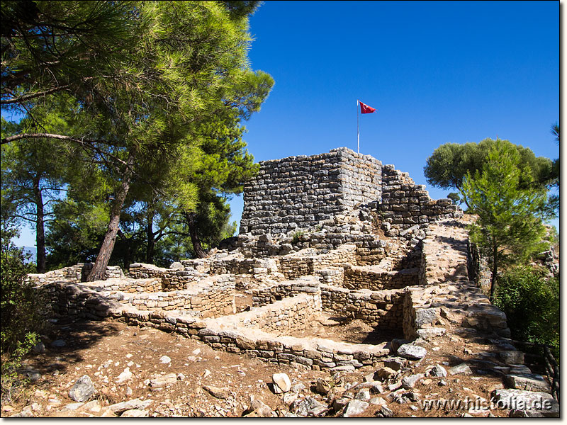 Pedasa in Karien - Gebäudereste und der große Wachturm in der Akropolis-Festung von Pedasa