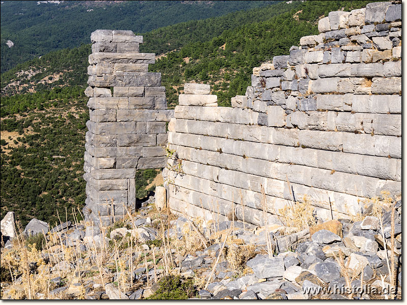 Priene in Karien - Wehrmauer und Wachturm auf der Akropolisfestung von Priene