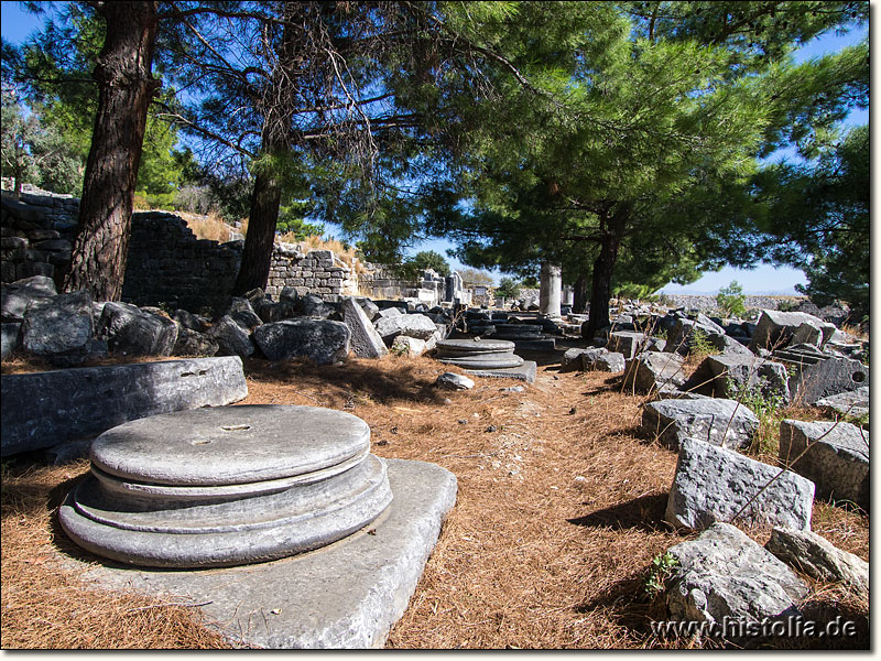 Priene in Karien - Von West nach Ost fürhrende 'Hauptstraße' und Stoa von Priene direkt nördlich der Agora