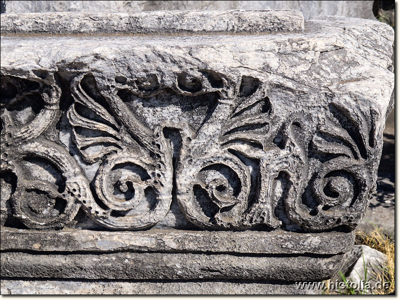 Priene in Karien - Verzierungen auf einem Architravstein des Athene-Tempels von Priene