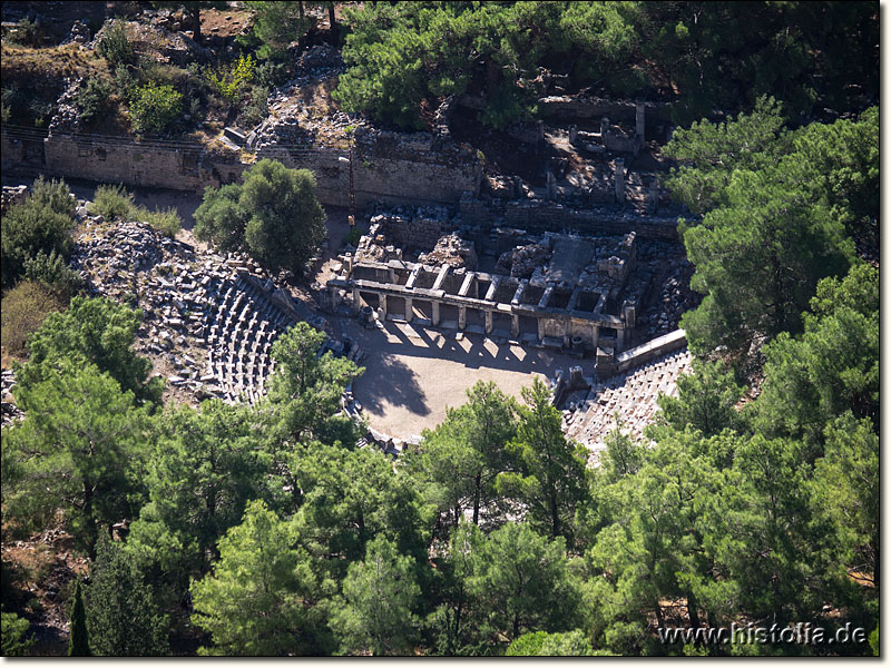 Priene in Karien - Blick von der Akropolisfestung von Priene in das große Theater