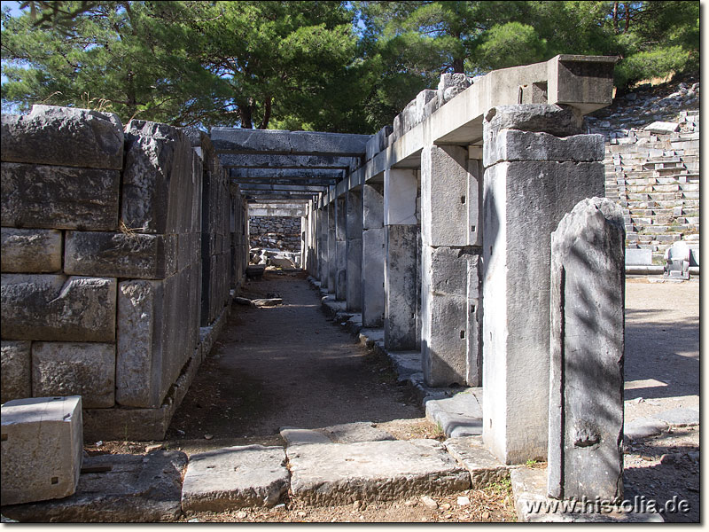 Priene in Karien - Blick durch das noch teilweise erhaltene Bühnenhaus des Theaters von Priene