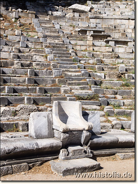 Priene in Karien - Treppenstufen und Ehrensessel im Theater von Priene