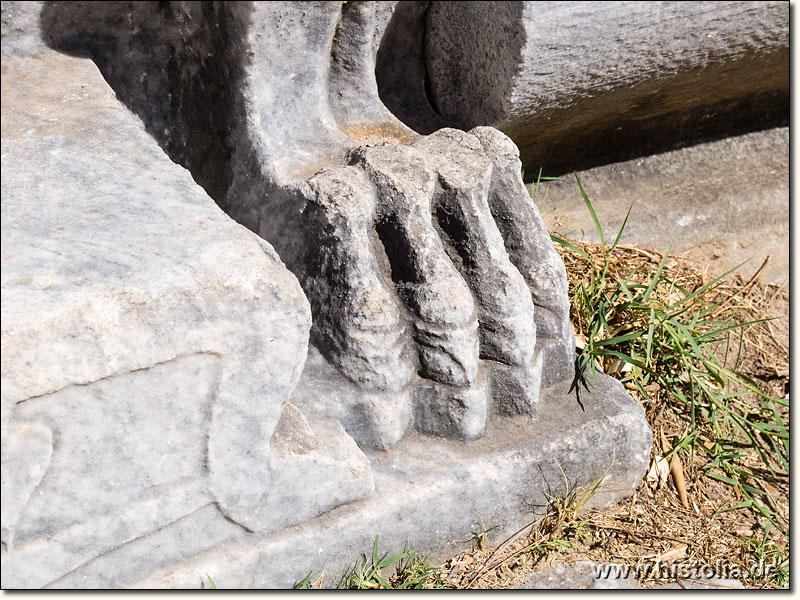 Priene in Karien - Löwenklaue als Verzierung an einem Ehrensessel im Theater von Priene