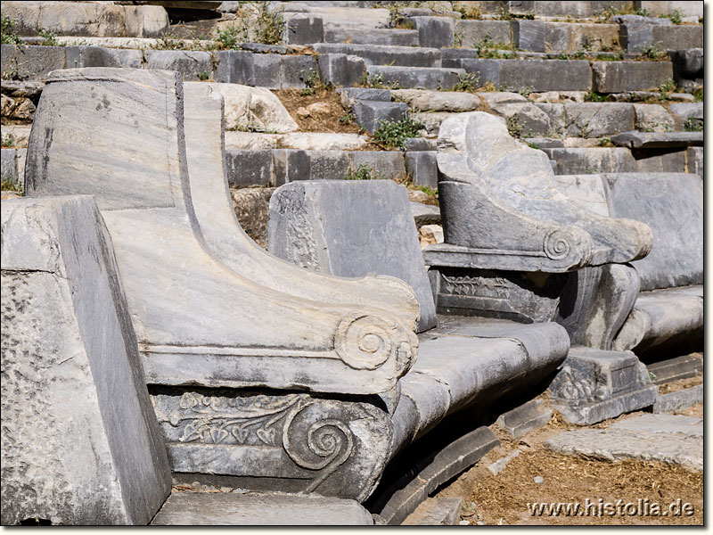 Priene in Karien - Ehrensessel direkt am Orchester des Theaters von Priene