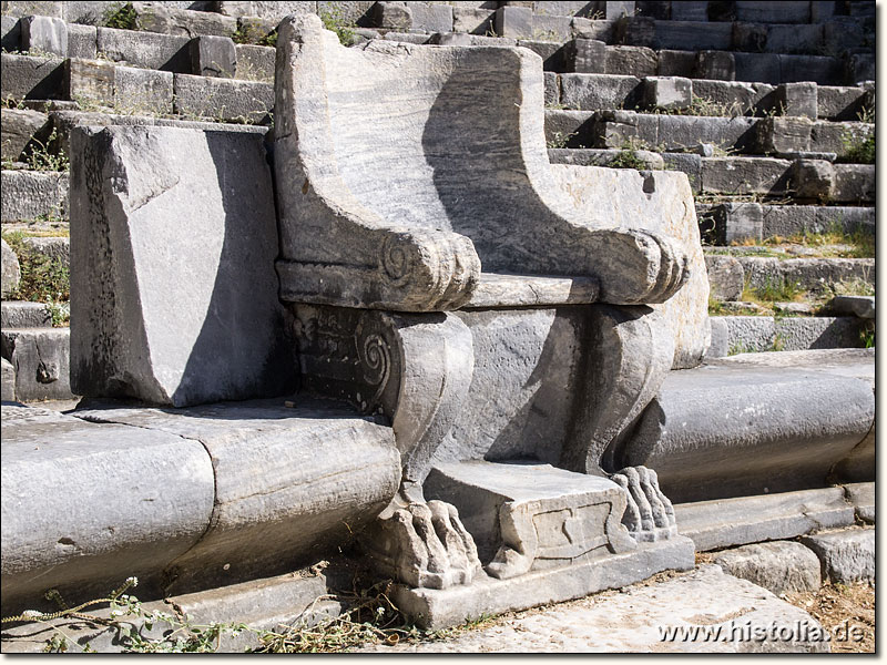 Priene in Karien - Ehrensessel direkt am Orchester des Theaters von Priene