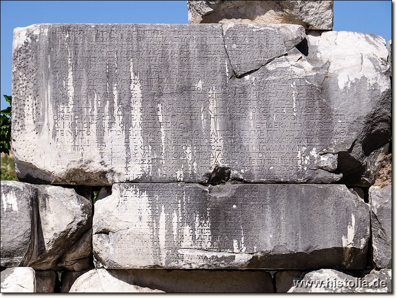 Stratonikeia in Karien - Eine Inschrift auf der Außenmauer des Bouleuterions von Stratonikeia